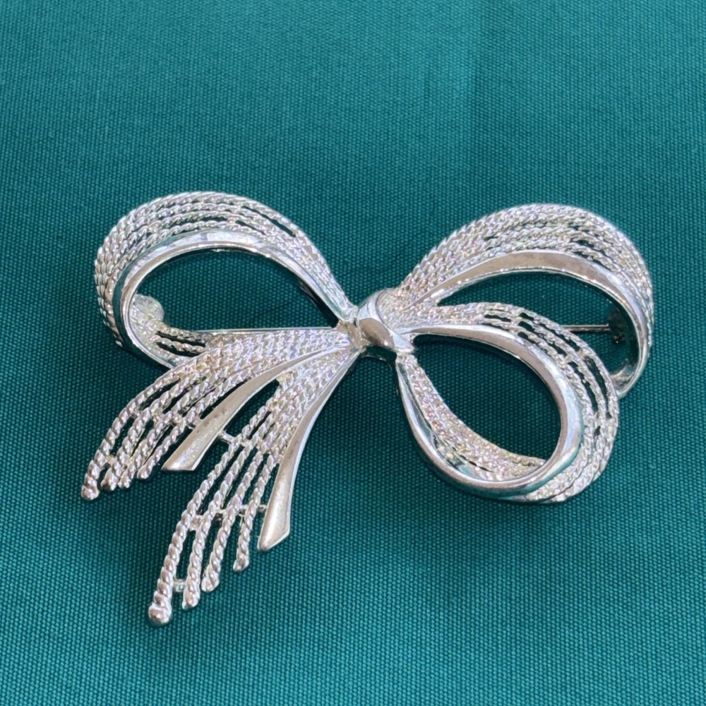 Napier Silver Tone Bow Brooch Pin 2.5" Wide Costume Jewelry C Clasp
